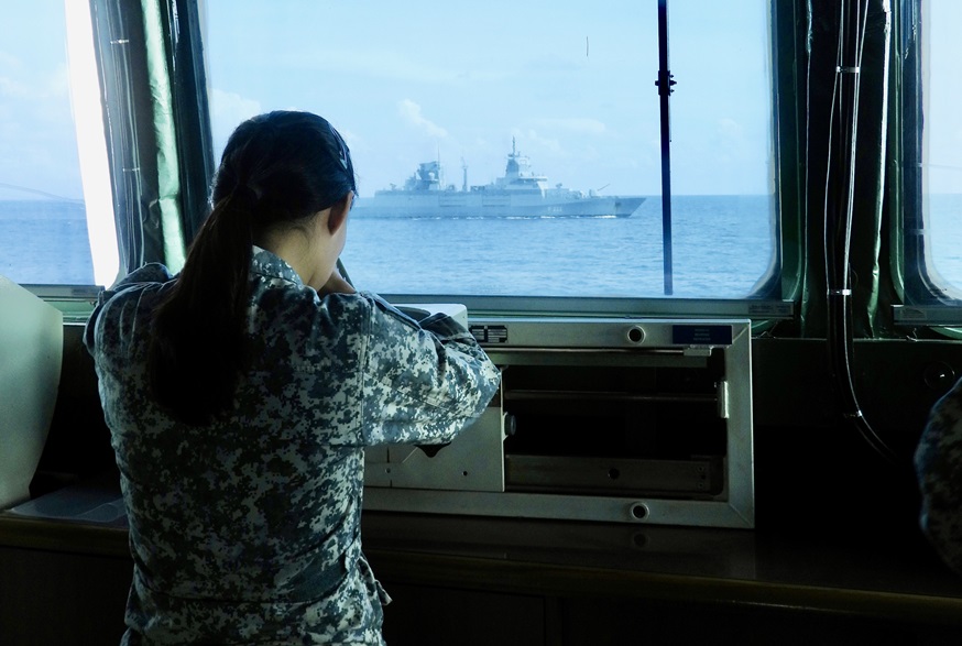 Watch-keeper from RSS Tenacious monitoring the bearing of the German Navy's FGS Baden-Württemberg during the manoeuvring exercise serial.