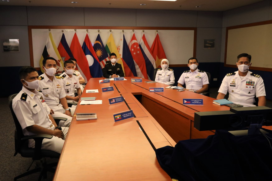 LTC Yong (center) and the ASEAN ILOs at the IFC.