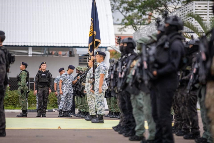 COL Foong inspecting the parade at his change of command ceremony. Giving words of appreciation to his naval divers.