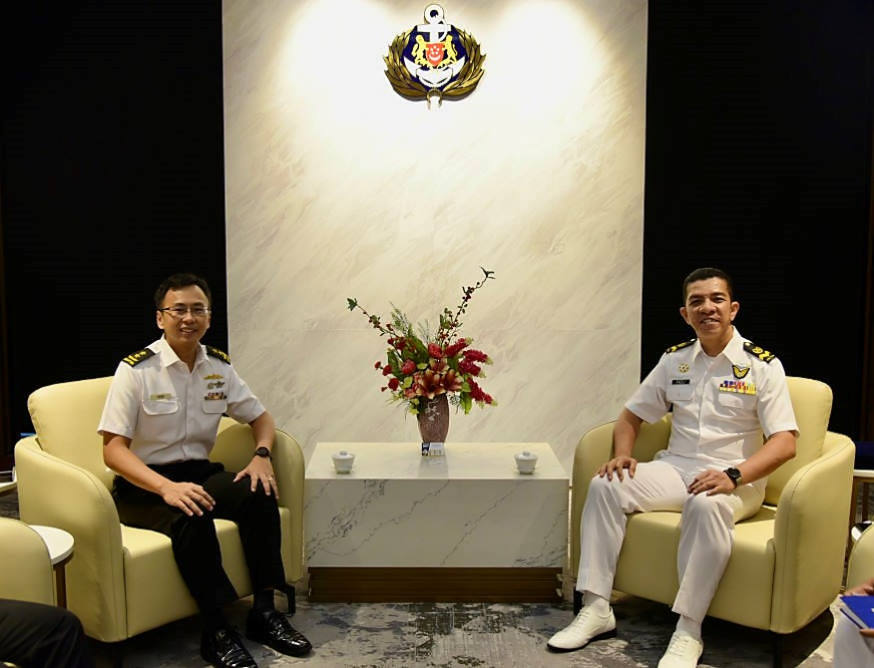 WO1 Mohamed Noorfazli bin Ariffin (right) called on RADM Sean Wat (left).