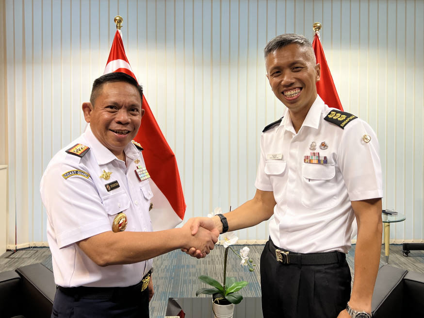 VADM Dr. Irvansyah (left) called on our Commander Maritime Security Command (MARSEC) / Maritime Security Task Force (MSTF) COL Ng Xun Xi (right).