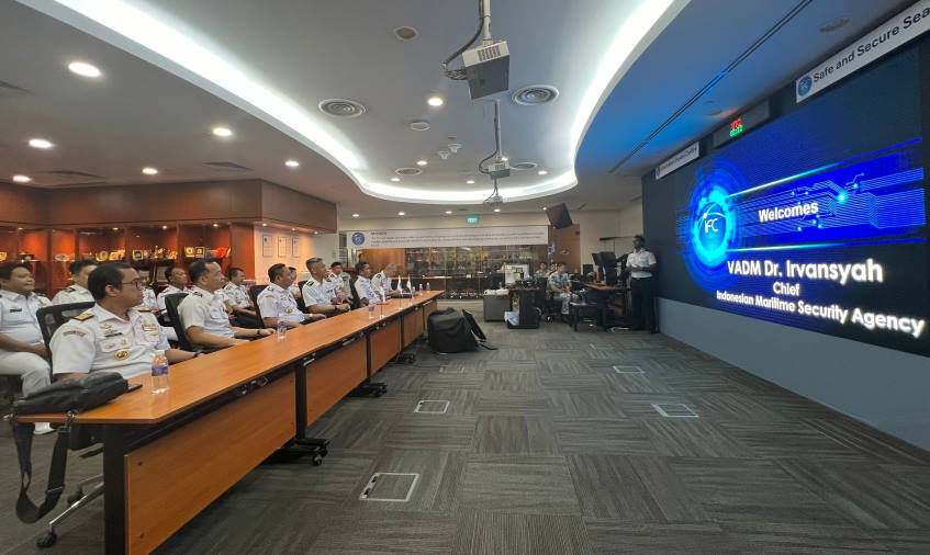 VADM Dr. Irvansyah also visited our Information Fusion Centre (IFC), located at the Changi Command and Control Centre.