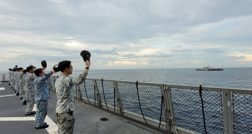 Crew of RSN's RSS Stalwart bidding farewell to RTN's HTMS Laemsing during the sailpast to conclude the exercise.