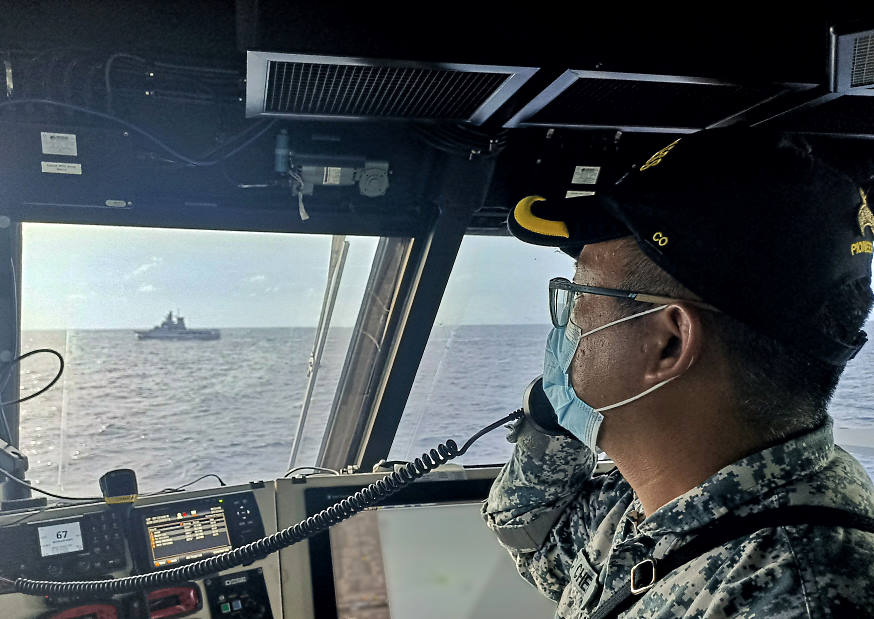 Commanding Officer (CO) RSS Fearless MAJ Chew Chun Cheong exchanging pleasantries with his counterpart CO on board KDB Darulehsan – wishing them Fair Winds & Following Seas, till we meet again!