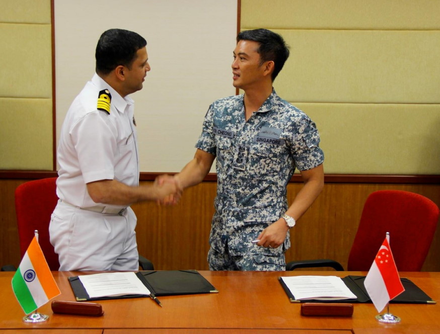 Then-Commanding Officer 185 Squadron, COL Cheong (right) exchanging handshakes with then-Commanding Officer INS Satpura, CAPT Sudhil Gopalkrisha during SIMBEX 2013.