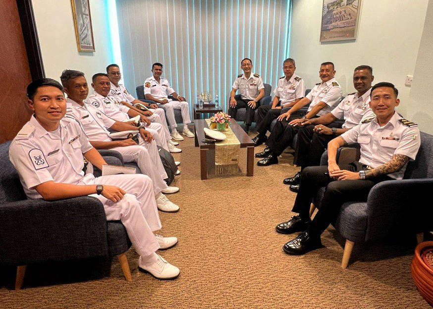 The RBN's WO1 Roslan Bin Duraman (fifth from left) and his delegation called on Commander Maritime Training and Doctrine Command, COL Anthony Lee (fifth from right).