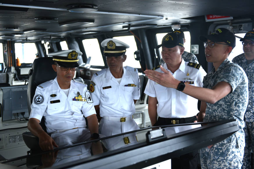 The RBN delegates visited the Integrated Control Centre of littoral mission vessel RSS Independence, where they were briefed on how we leverage on technology in the conduct of maritime security operations. 