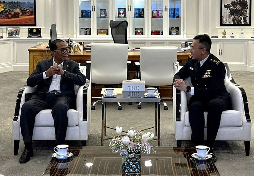 He met the Chief of the Royal Malaysian Navy (RMN), Admiral Tan Sri Abdul Rahman bin Ayob