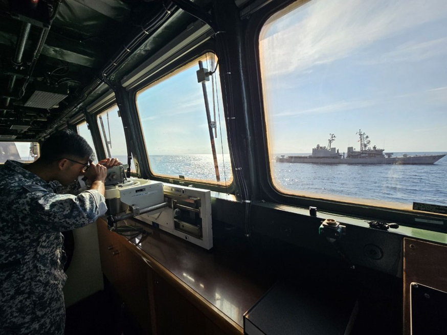 One of RSS <em>Stalwart</em>'s crew monitoring the gyro compass bearing of JS <em>Yūgiri</em> during the tactical manoeuvring serial.