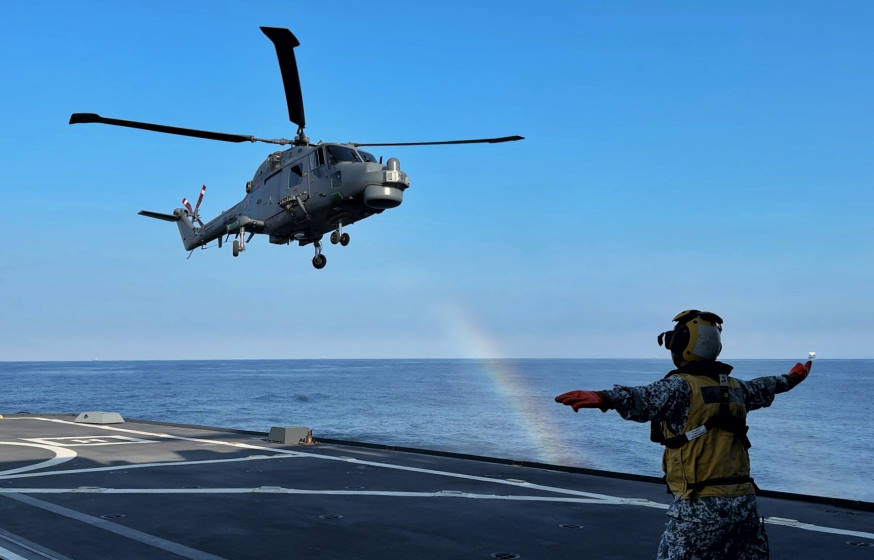 ROKS Gang Gam-chan's Super Lynx helicopter approaching RSS Tenacious' flight deck for a cross-deck landing.