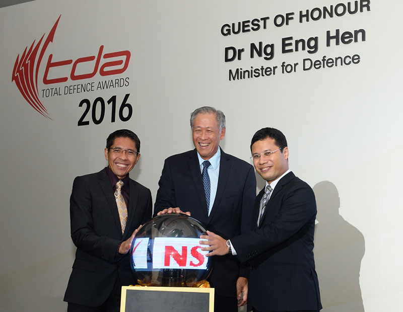 Minister for Defence Dr Ng Eng Hen launching the National Service (NS) Mark with Senior Minister of State for Defence and Foreign Affairs, Dr Mohamad Maliki Bin Osman, and Senior Minister of State for Home Affairs and National Development, Mr Desmond